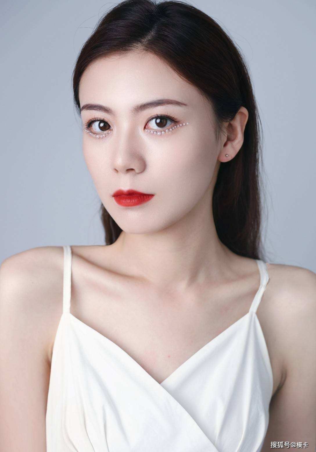 兼职模特要打点模卡吗(兼职做模特要交钱拍模卡)